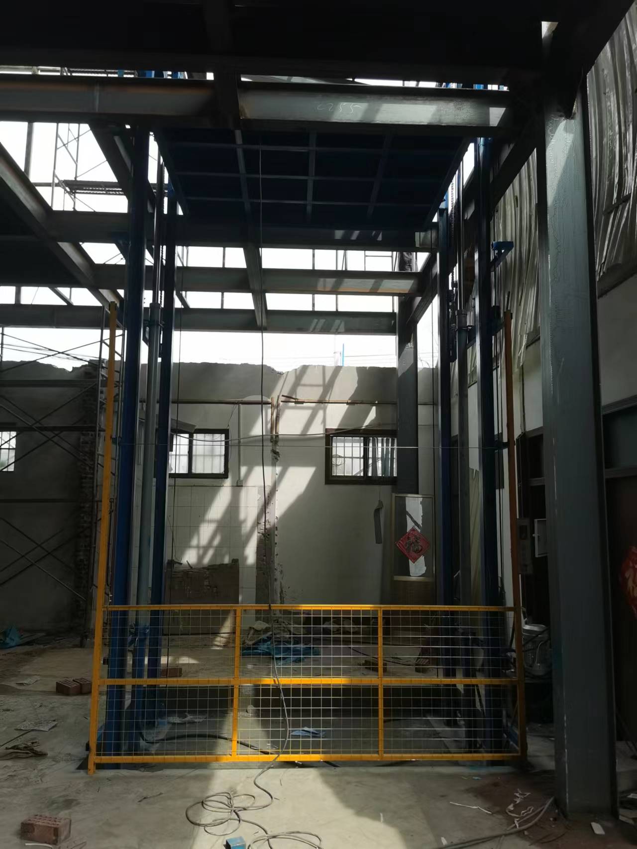 怎样实现升降货梯高同步精度